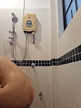 Snapshot of lirz06 chatting on 12-21-25, 10:44 lirz06 online show from 12-21-25, 10:44