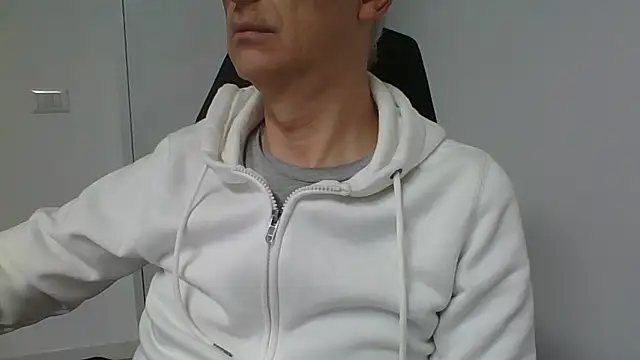 Snapshot of Sensor2000 chatting on 01-14-26, 02:01 Sensor2000 online show from 01-14-26, 02:01