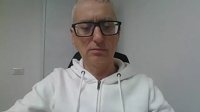 Snapshot of Sensor2000 chatting on 01-17-26, 10:31 Sensor2000 online show from 01-17-26, 10:31