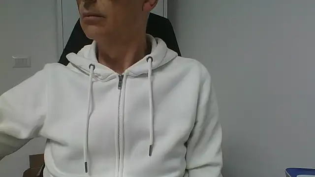 Snapshot of Sensor2000 chatting on 03-16-26, 08:51 Sensor2000 online show from 03-16-26, 08:51