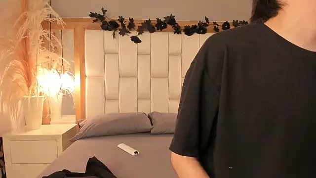 Daphne And Roger online show from 11-20-25, 11:21