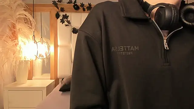 Daphne And Roger online show from 12-16-25, 11:04