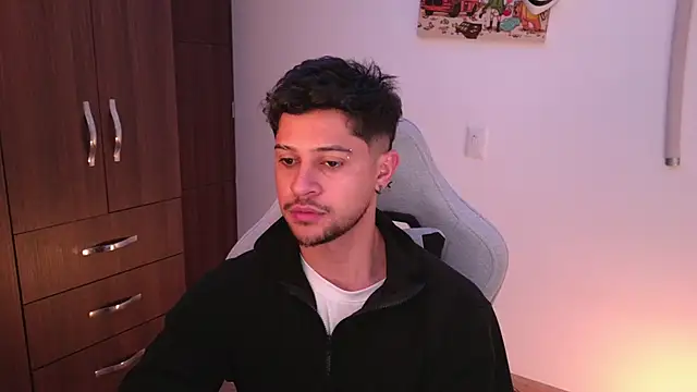 Snapshot of domsantiago_ chatting on 12-17-25, 01:44 domsantiago online show from 12-17-25, 01:44