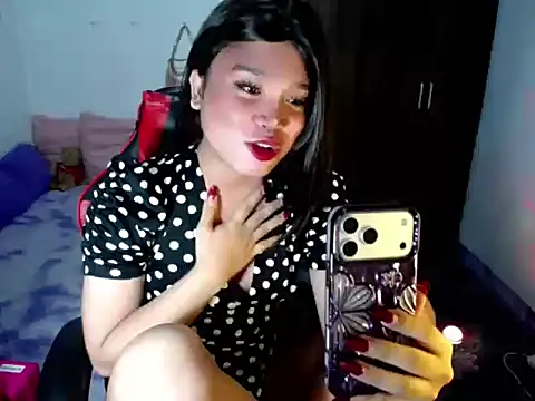 Snapshot of Urassiansweetcummer chatting on 06-17-26, 12:18 Urassiansweetcummer online show from 06-17-26, 12:18