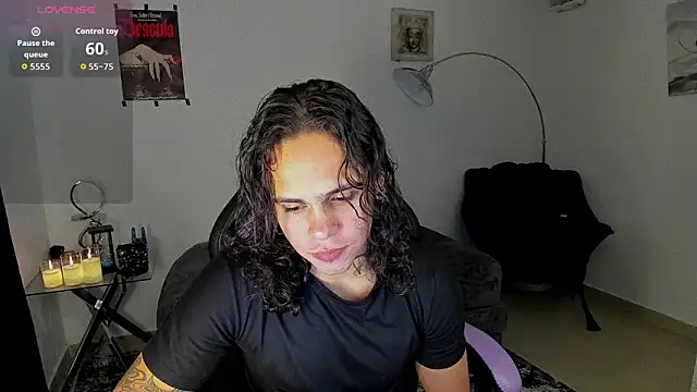 Snapshot of Maximiliano_scoott__ chatting on 11-25-25, 10:43 Maximiliano scoott online show from 11-25-25, 10:43