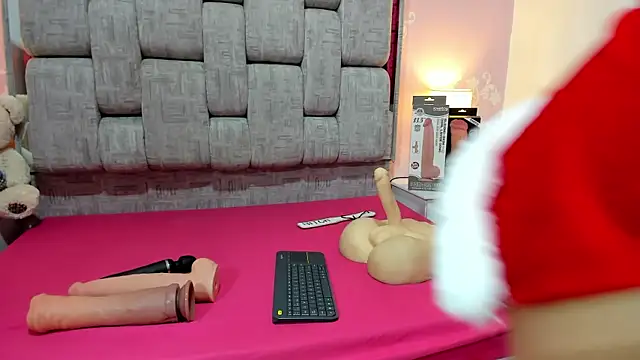 Snapshot of Wonderkloe_ chatting on 12-14-25, 07:29 Wonderkloe online show from 12-14-25, 07:29