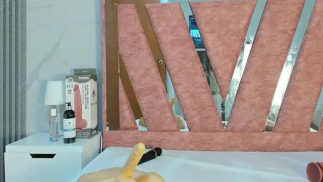 Snapshot of Wonderkloe_ chatting on 02-27-26, 01:38 Wonderkloe online show from 02-27-26, 01:38