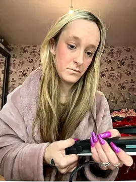 Snapshot of LucyRoseMae chatting on 12-04-25, 01:09 LucyRoseMae online show from 12-04-25, 01:09