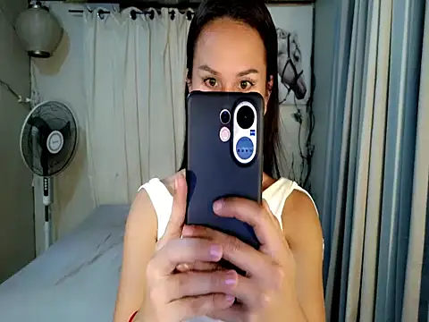 Snapshot of holly_bitch chatting on 07-13-26, 01:52 holly bitch online show from 07-13-26, 01:52