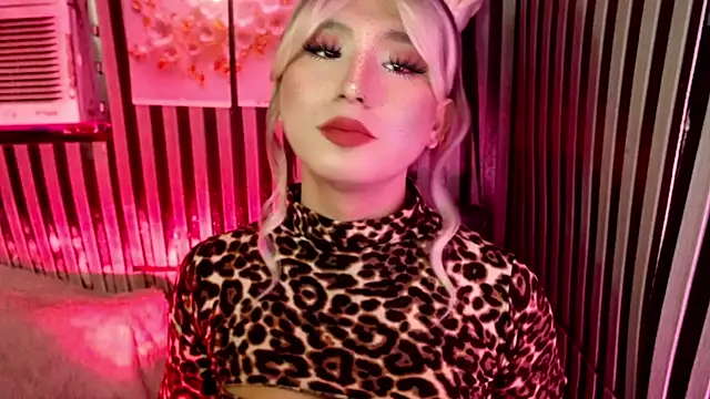 UrhotlucyTS online show from 05-05-26, 06:54