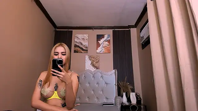 Snapshot of CasseyCollins chatting on 12-01-25, 12:59 CasseyCollins online show from 12-01-25, 12:59