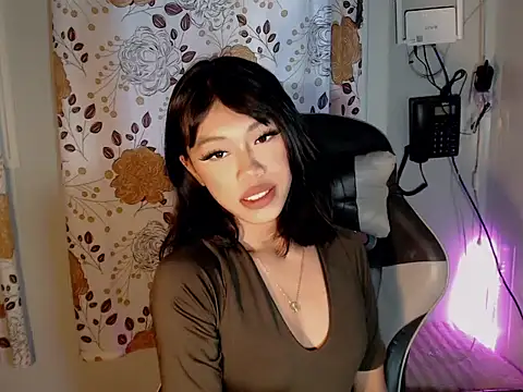 Snapshot of urcurlydiva chatting on 04-10-26, 09:36 urcurlydiva online show from 04-10-26, 09:36