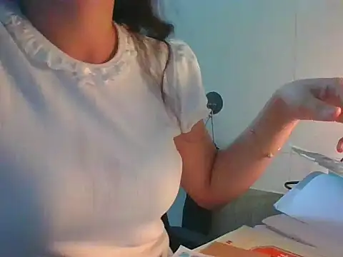 Snapshot of Linzly chatting on 10-06-25, 04:37 Linzly online show from 10-06-25, 04:37