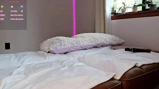 Snapshot of dustbunni0414 chatting on 04-08-26, 01:44 dustbunni0414 online show from 04-08-26, 01:44