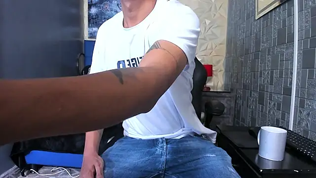 Snapshot of BigMonstercoks69 chatting on 03-31-26, 12:38 BigMonstercoks69 online show from 03-31-26, 12:38