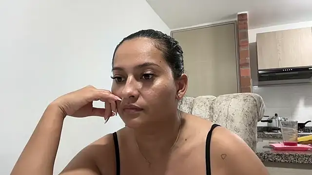 Snapshot of Sophia_copper chatting on 10-17-25, 03:42 Sophia copper online show from 10-17-25, 03:42