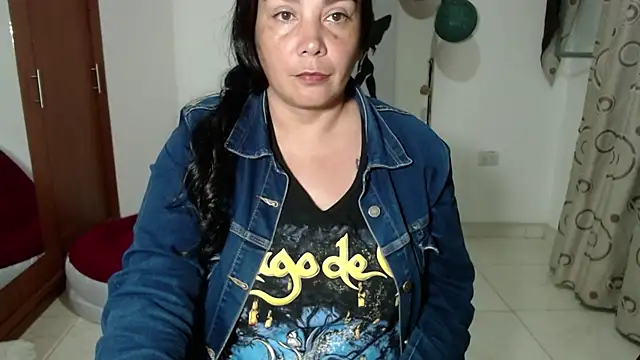 Snapshot of Vivian_milf_paint chatting on 09-10-25, 03:06 Vivian milf paint online show from 09-10-25, 03:06