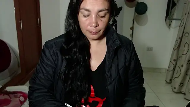 Snapshot of Vivian_milf_paint chatting on 10-07-25, 03:14 Vivian milf paint online show from 10-07-25, 03:14