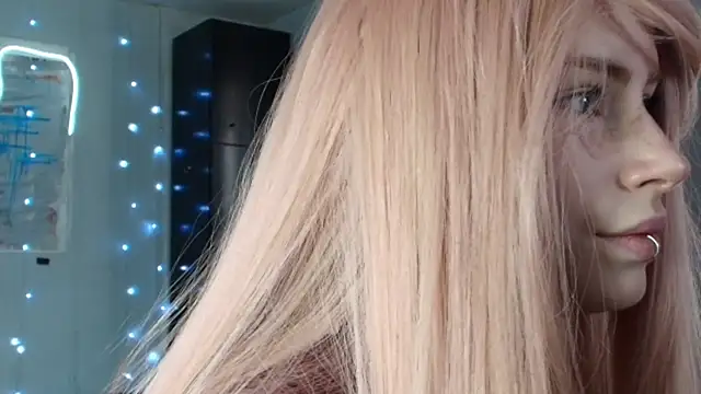 Snapshot of PieraMarch chatting on 10-05-25, 09:18 PieraMarch online show from 10-05-25, 09:18