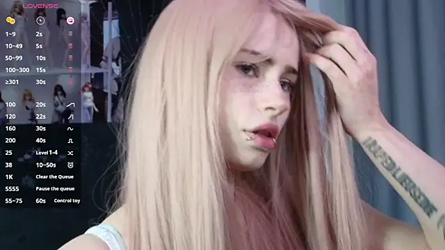 Snapshot of PieraMarch chatting on 11-18-25, 07:13 PieraMarch online show from 11-18-25, 07:13