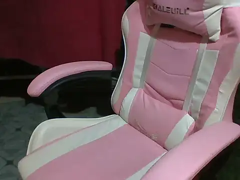 Snapshot of petite_sexy21 chatting on 02-25-26, 01:21 petite sexy21 online show from 02-25-26, 01:21