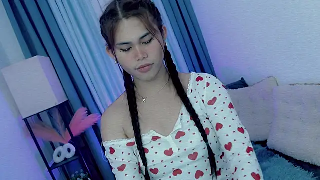 Snapshot of PrettyBlythes_TS chatting on 02-18-26, 07:37 PrettyBlythes TS online show from 02-18-26, 07:37