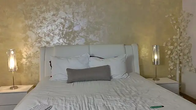 LexiRussell online show from 04-28-26, 04:06