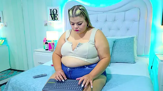 Snapshot of KiimBrooks chatting on 10-22-25, 10:59 KiimBrooks online show from 10-22-25, 10:59