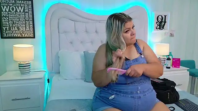 Snapshot of KiimBrooks chatting on 11-24-25, 10:59 KiimBrooks online show from 11-24-25, 10:59