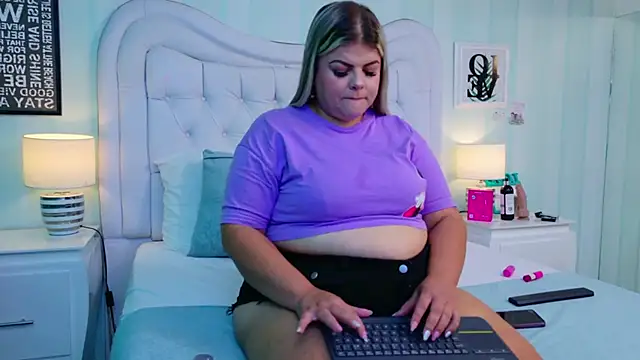 Snapshot of KiimBrooks chatting on 12-19-25, 11:06 KiimBrooks online show from 12-19-25, 11:06