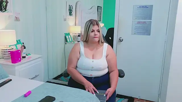 Snapshot of KiimBrooks chatting on 12-21-25, 11:06 KiimBrooks online show from 12-21-25, 11:06