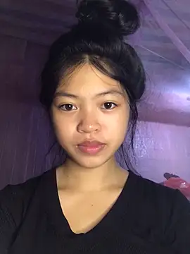 Snapshot of Thy00__ chatting on 10-04-25, 08:23 Thy00   online show from 10-04-25, 08:23