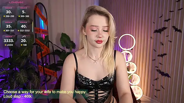 LauraWifeness online show from 10-28-25, 06:39