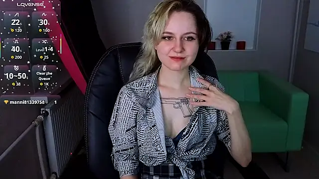 Snapshot of girl_next_doorr chatting on 10-25-25, 01:07 girl next doorr online show from 10-25-25, 01:07