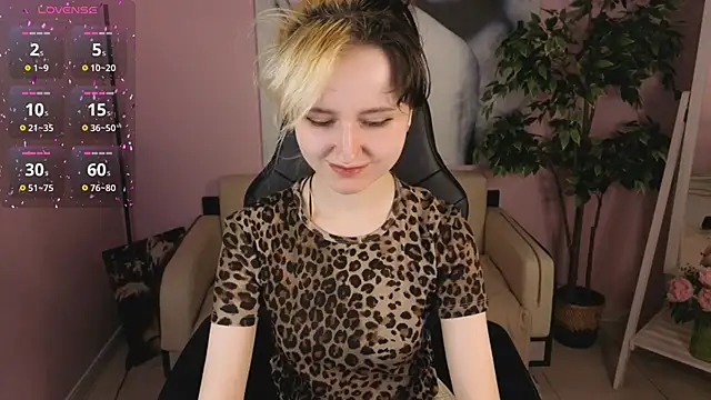 Snapshot of girl_next_doorr chatting on 03-01-26, 01:13 girl next doorr online show from 03-01-26, 01:13