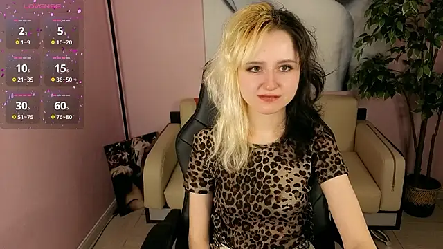 Snapshot of girl_next_doorr chatting on 03-06-26, 01:07 girl next doorr online show from 03-06-26, 01:07