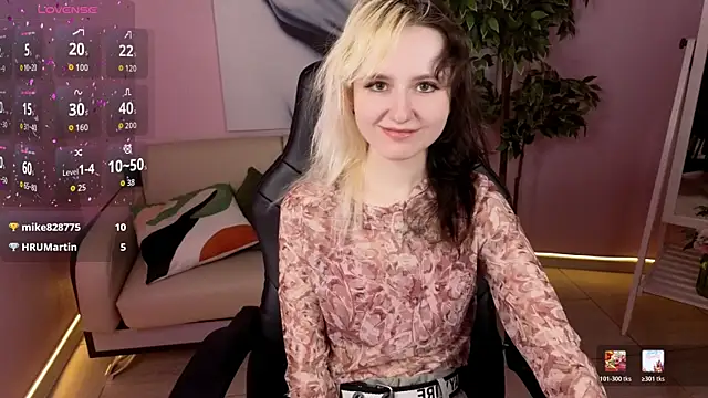 Snapshot of girl_next_doorr chatting on 05-17-26, 01:18 girl next doorr online show from 05-17-26, 01:18