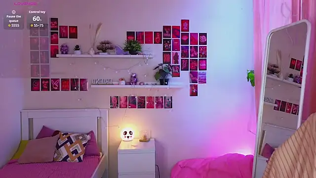 Snapshot of Queen_Michelle_ chatting on 09-14-25, 09:08 Queen Michelle online show from 09-14-25, 09:08