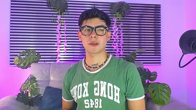 Snapshot of CamiiGuzmanX chatting on 06-24-26, 05:56 CamiiGuzmanX online show from 06-24-26, 05:56