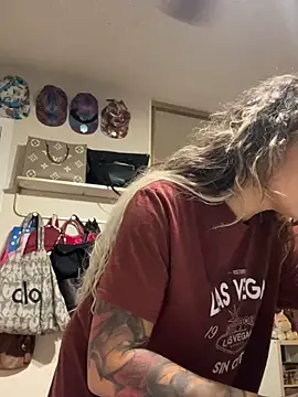 Snapshot of Chicagobabe chatting on 09-28-25, 01:22 Chicagobabe online show from 09-28-25, 01:22