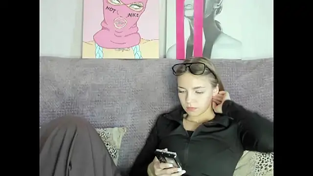 HitGyrl online show from 09-28-25, 01:55