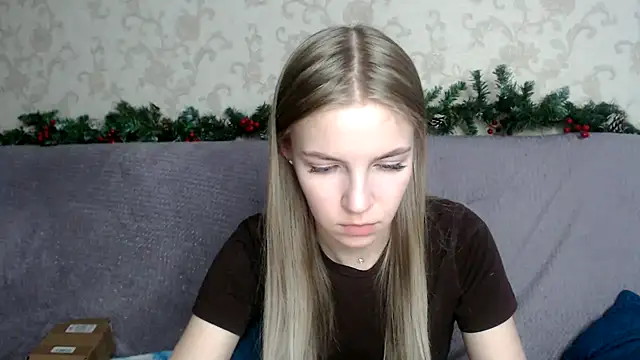 HitGyrl online show from 12-17-25, 04:40