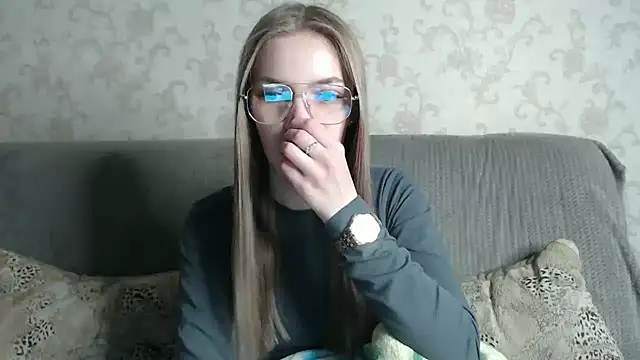 HitGyrl online show from 05-06-26, 01:03