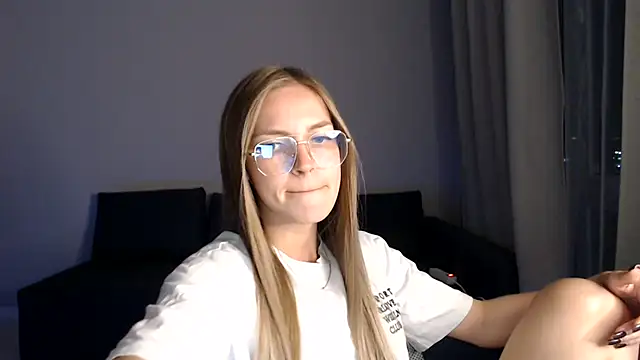 HitGyrl online show from 08-03-26, 04:22