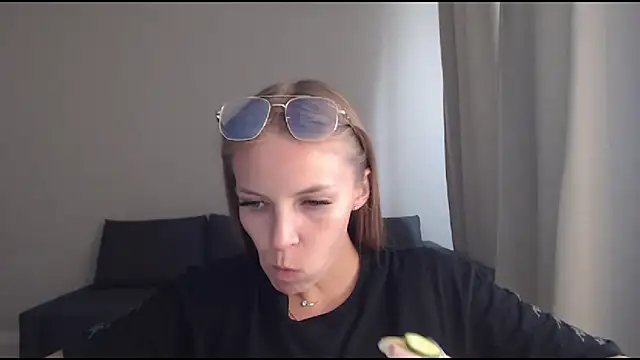 HitGyrl online show from 08-04-26, 09:01