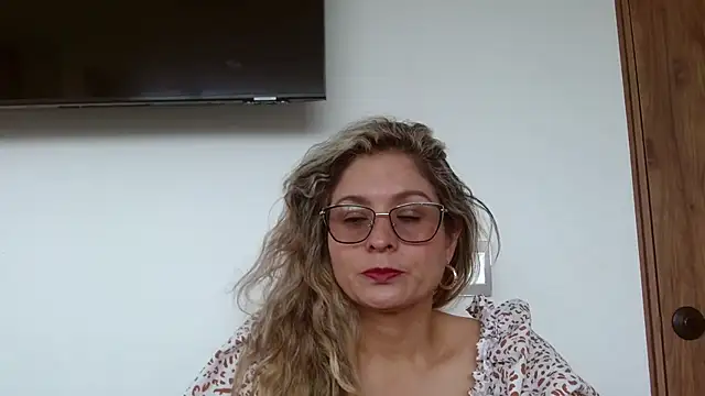 Snapshot of linda-mature43 chatting on 10-13-25, 04:40 linda-mature43 online show from 10-13-25, 04:40