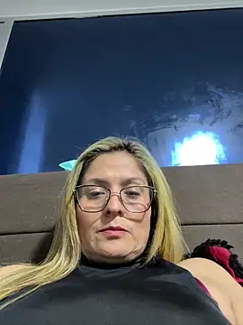 Snapshot of linda-mature43 chatting on 10-18-25, 03:42 linda-mature43 online show from 10-18-25, 03:42