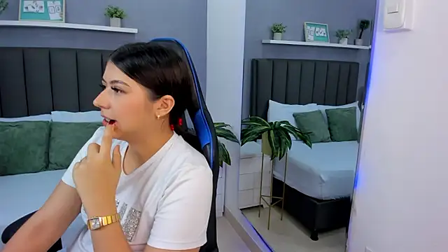 Snapshot of anagil_ chatting on 12-20-25, 08:27 anagil online show from 12-20-25, 08:27