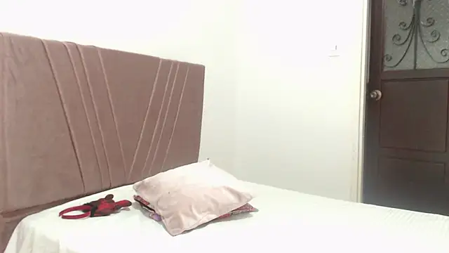 nathaly jones  online show from 11-25-25, 12:05