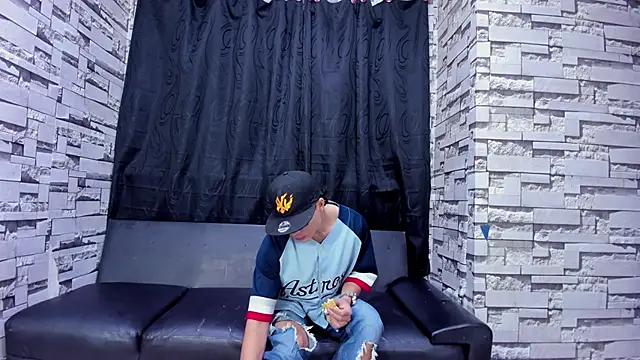 Snapshot of Crazy_Cult_Sex chatting on 11-06-25, 01:12 Crazy Cult Sex online show from 11-06-25, 01:12